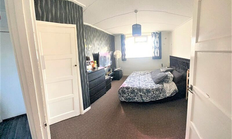 Large 1 Bed Flat In ...