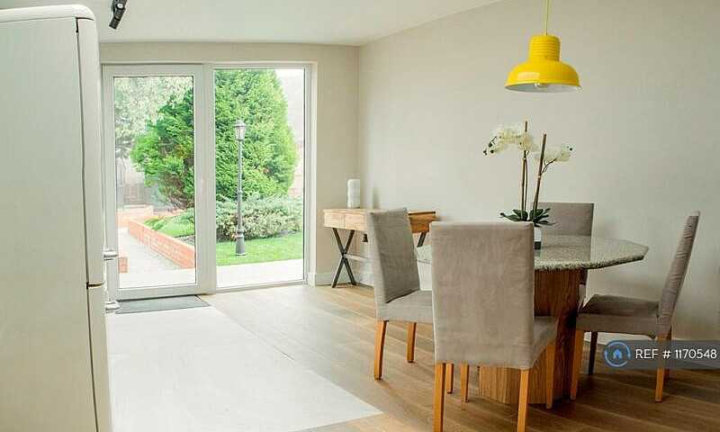 1 Bedroom Flat In Ha...