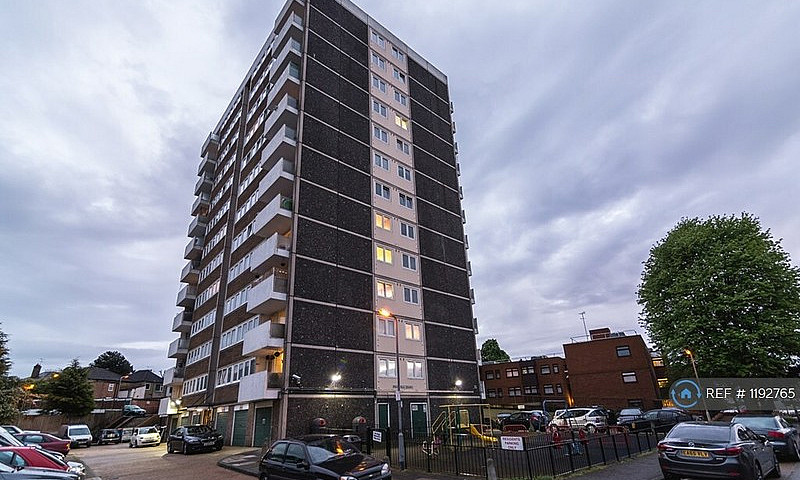 2 Bedroom Flat In Ma...