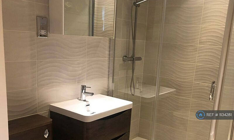 1 Bedroom Flat In Ro...