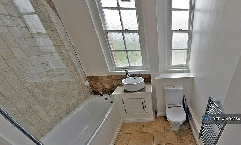 1 Bedroom Flat In Ro...