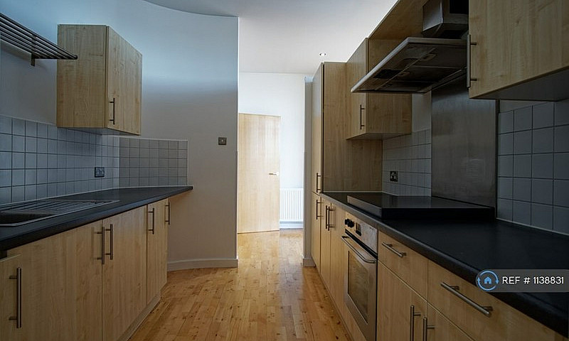 2 Bedroom Flat In Ex...