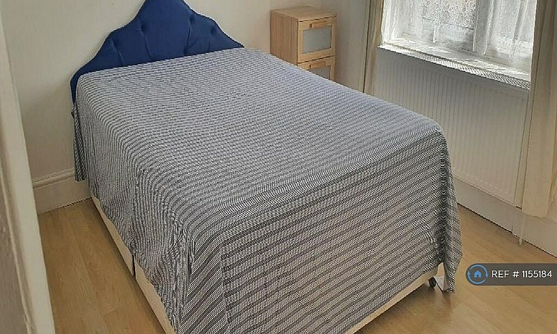 3 Bedroom House In A...