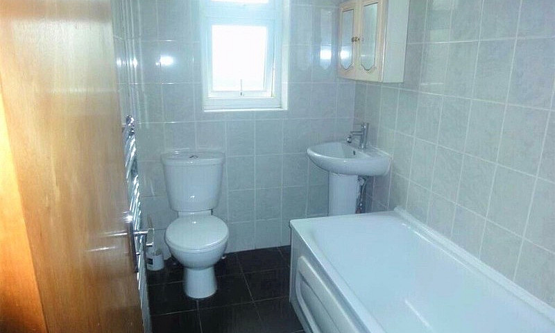 Spacious 2 Bed Flat ...