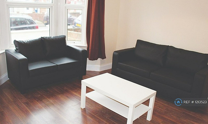 5 Bedroom House In B...