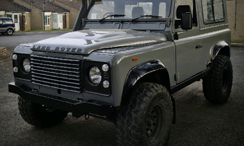 Land Rover Defender ...