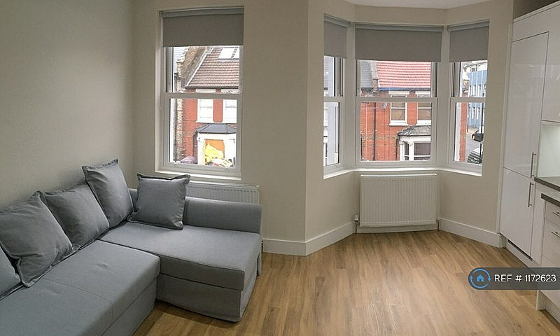 2 Bedroom Flat In Lo...