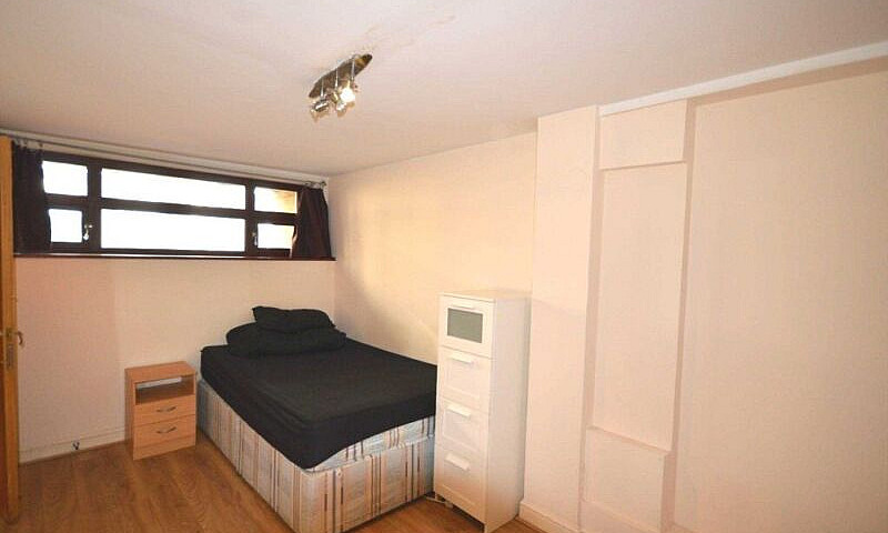 Spacious Double Bedr...