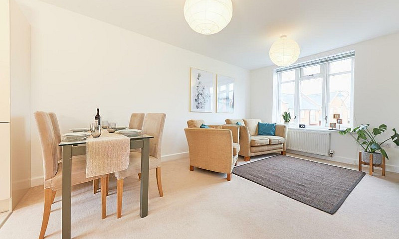 2 Bedroom Flat In Ma...
