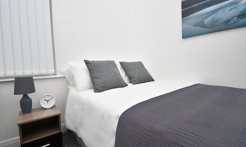 Huddersfield 4 Bed H...