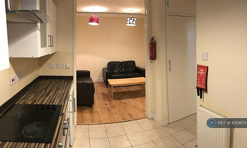 4 Bedroom Flat In St...