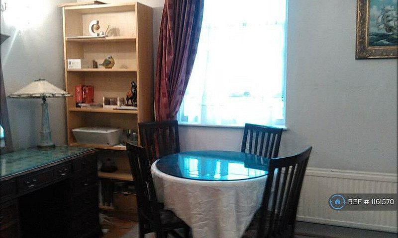 1 Bedroom Flat In So...