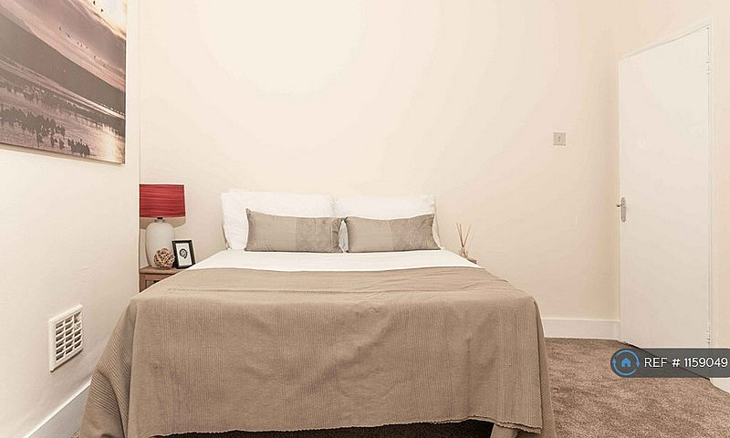 2 Bedroom Flat In St...