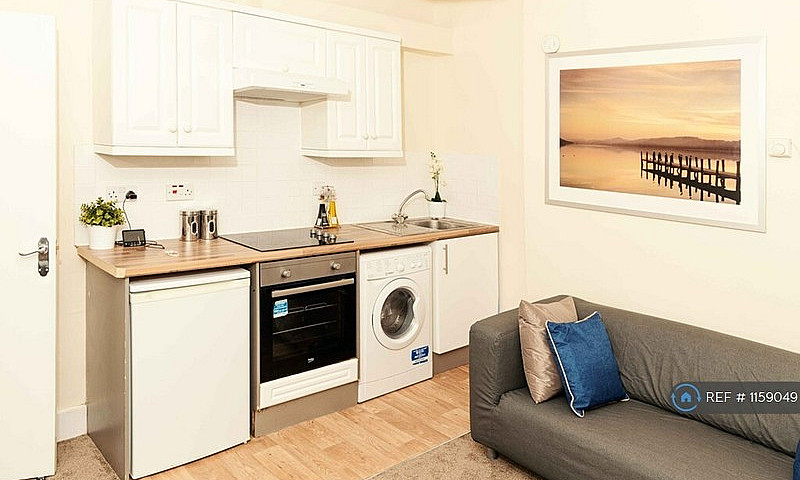 2 Bedroom Flat In St...