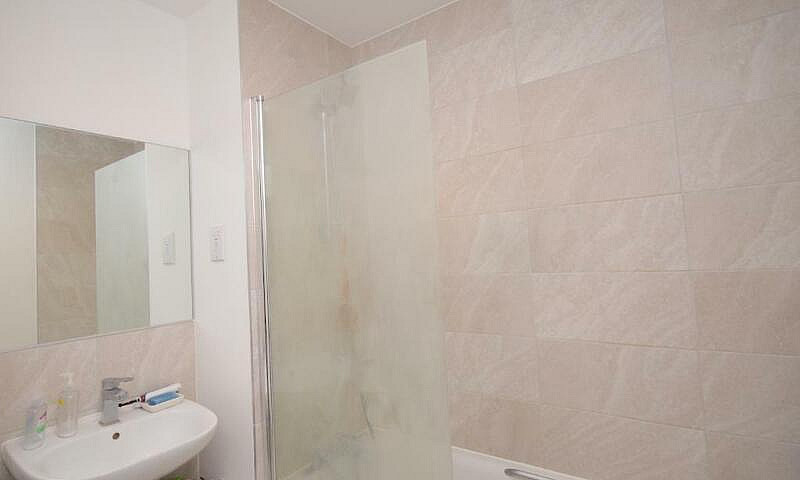 1 Bedroom Flat In Ha...