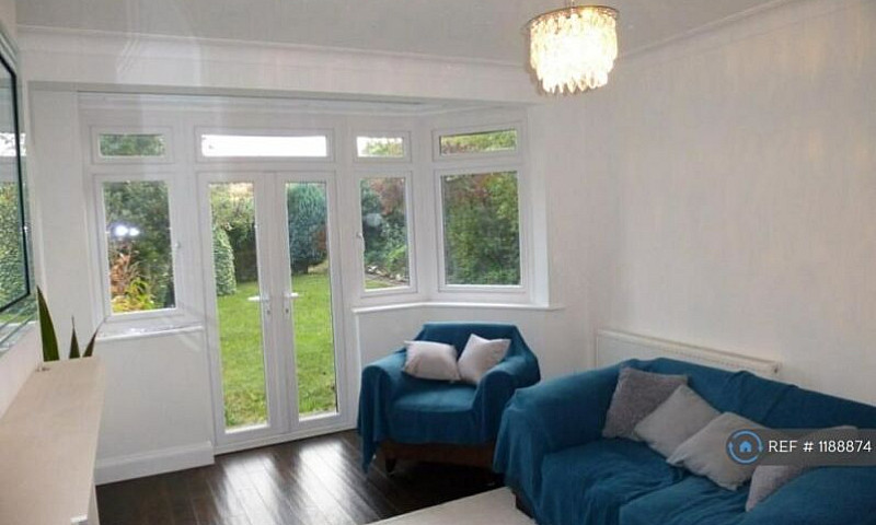 3 Bedroom House In A...