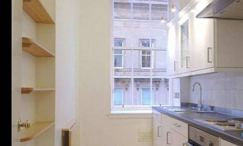 2 Bedroom Flat In Ba...