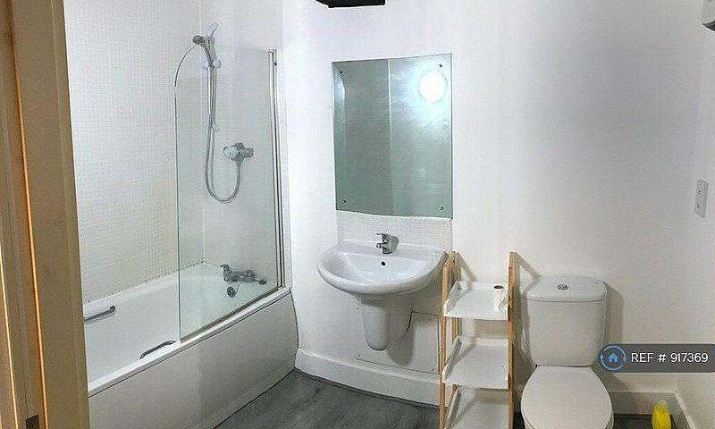 1 Bedroom Flat In He...