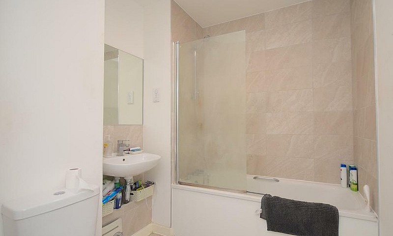 1 Bedroom Flat In Ha...
