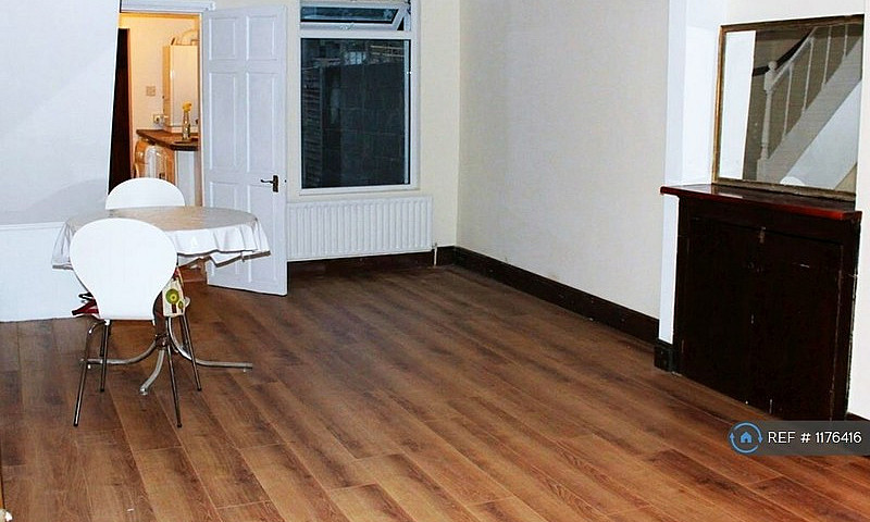 2 Bedroom House In V...