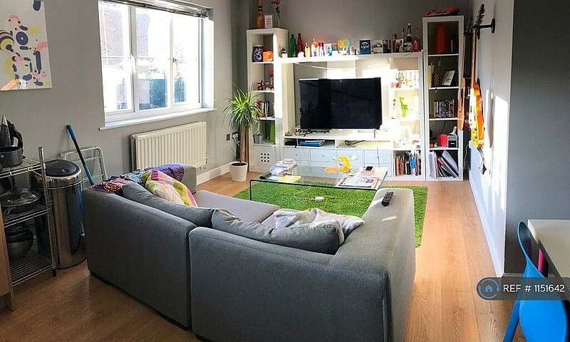 2 Bedroom Flat In To...