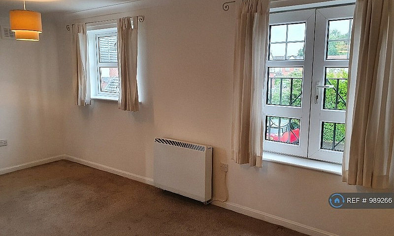2 Bedroom Flat In Ha...