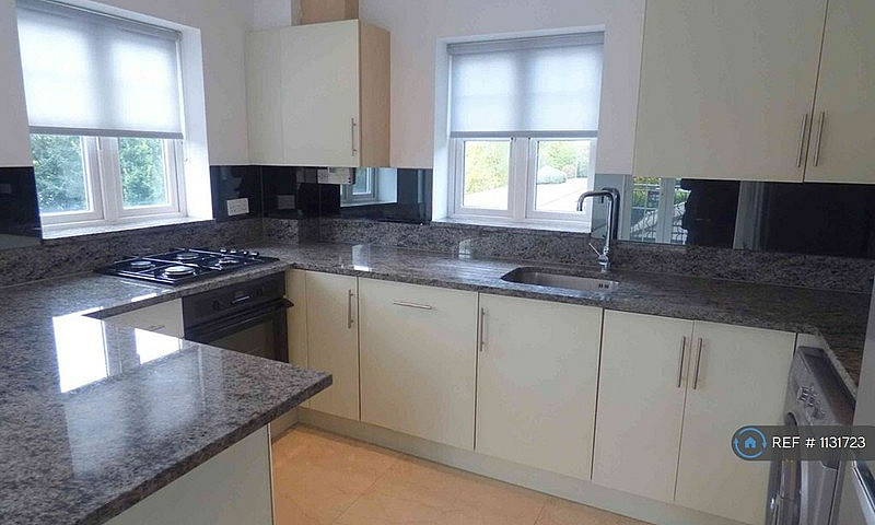 2 Bedroom Flat In Th...
