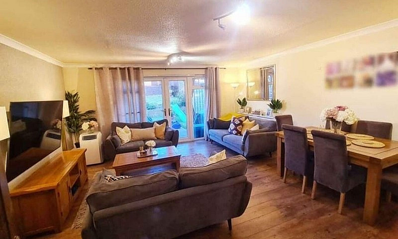 3 Beds 2 Bathrooms –...