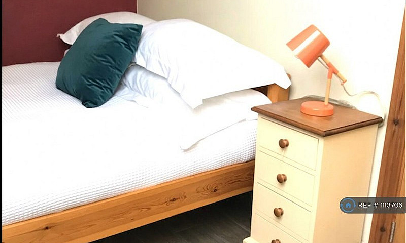 1 Bedroom Flat In Wo...