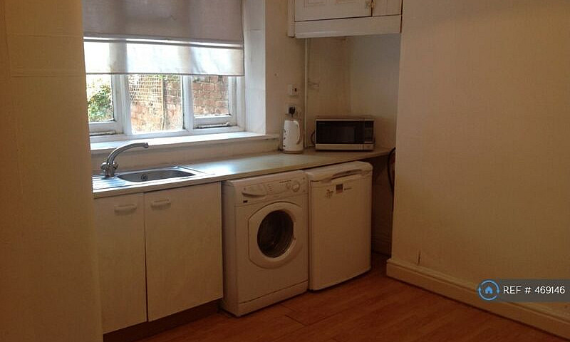 1 Bedroom Flat In Ho...