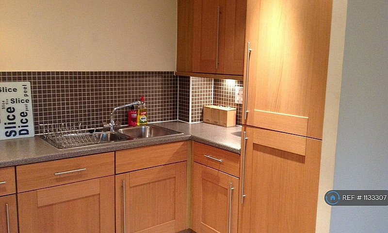 2 Bedroom Flat In Pe...