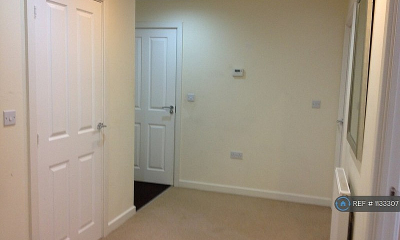 2 Bedroom Flat In Pe...