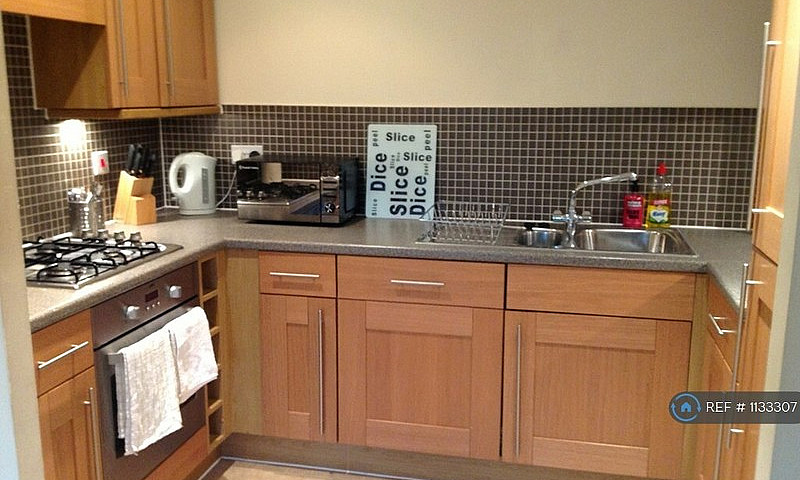 2 Bedroom Flat In Pe...