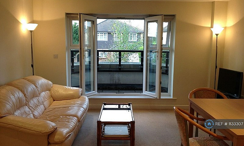 2 Bedroom Flat In Pe...