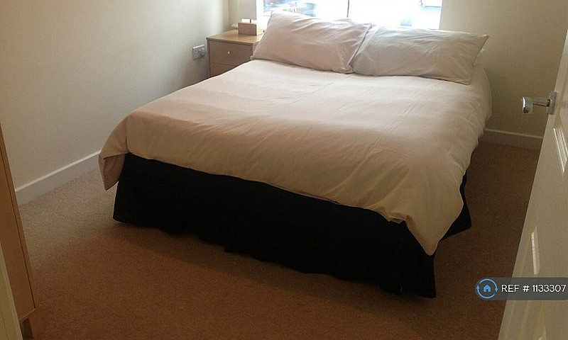 2 Bedroom Flat In Pe...