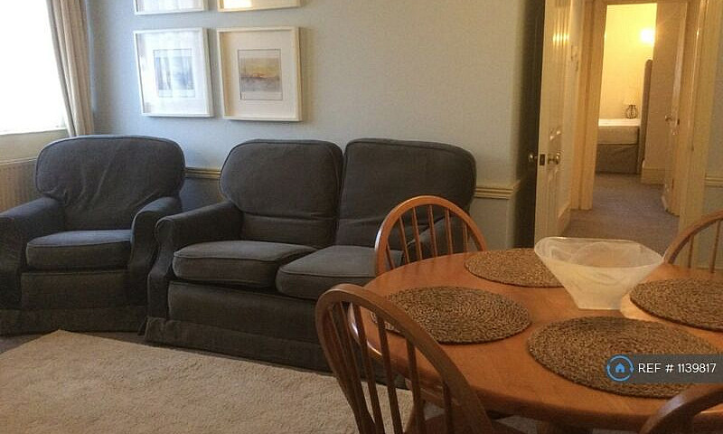 2 Bedroom Flat In Gl...