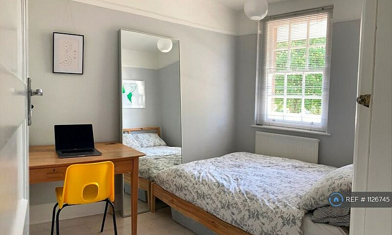 2 Bedroom Flat In Pa...