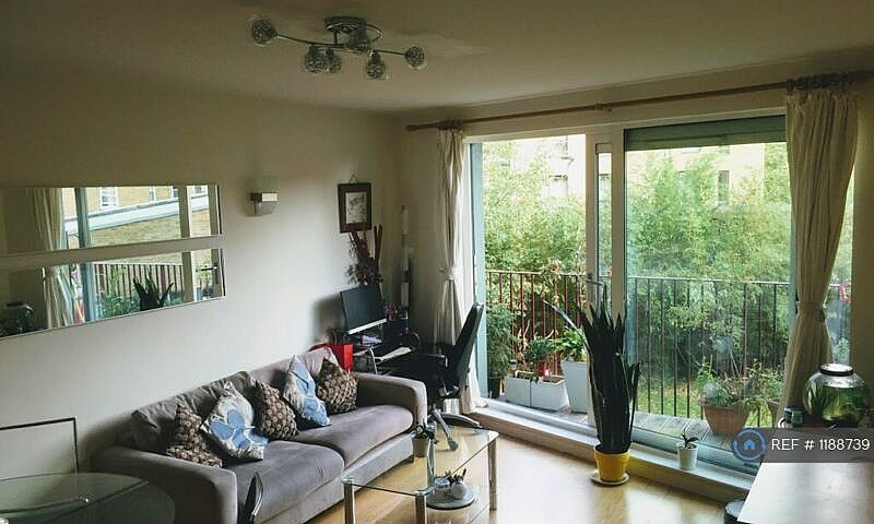2 Bedroom Flat In St...