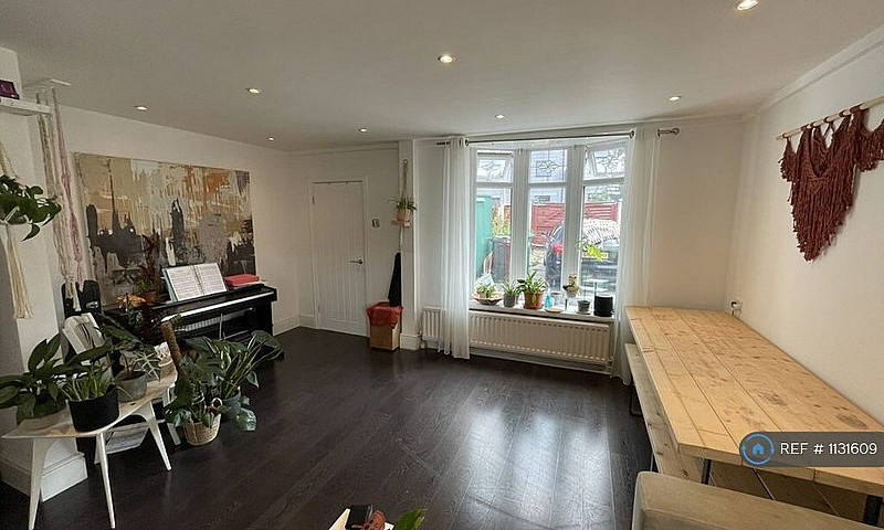3 Bedroom House In O...