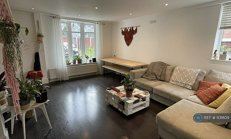 3 Bedroom House In O...