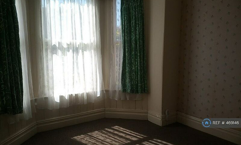 1 Bedroom Flat In Ho...