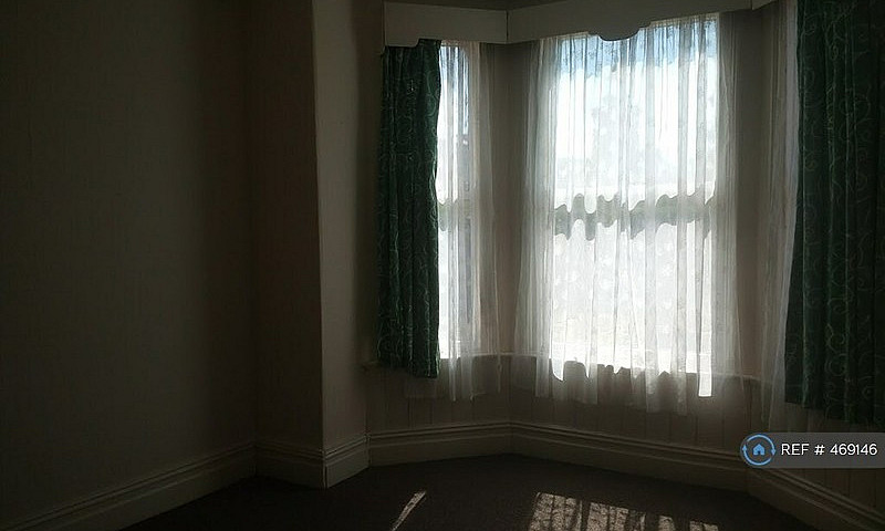 1 Bedroom Flat In Ho...