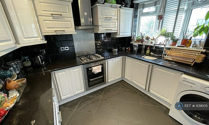 3 Bedroom House In O...
