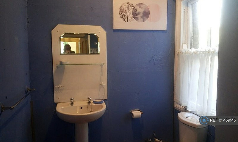 1 Bedroom Flat In Ho...