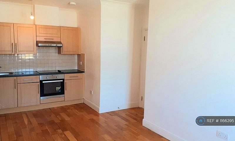 2 Bedroom Flat In Su...