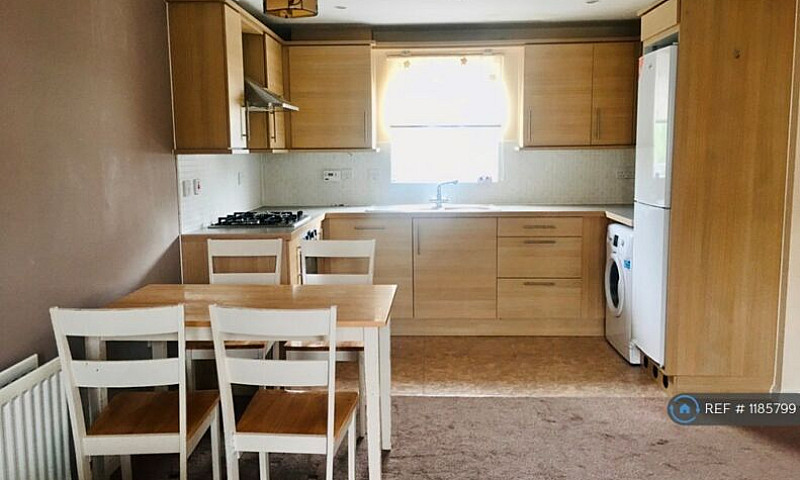 2 Bedroom Flat In Bu...