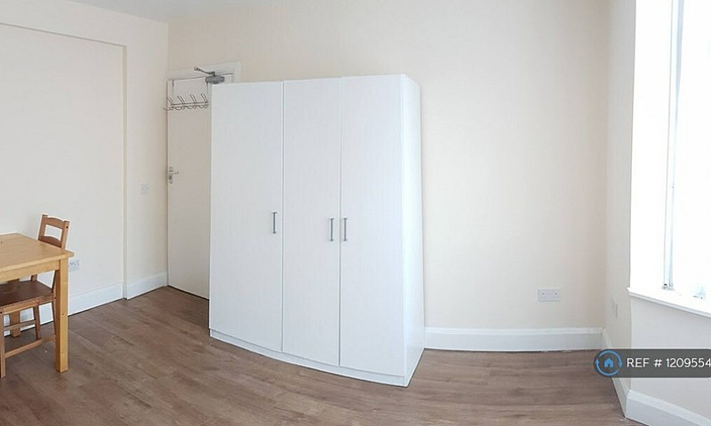 1 Bedroom In Greenfo...