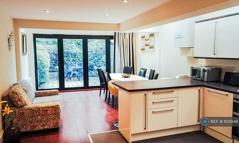 6 Bedroom House In H...
