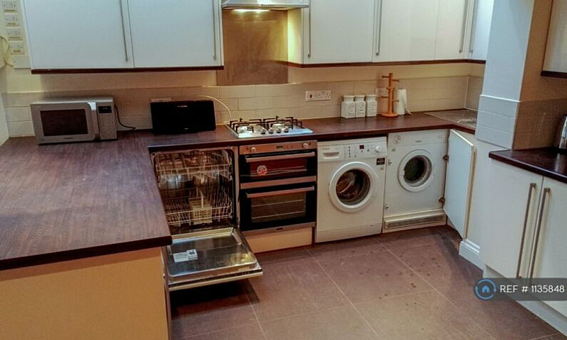 6 Bedroom House In H...