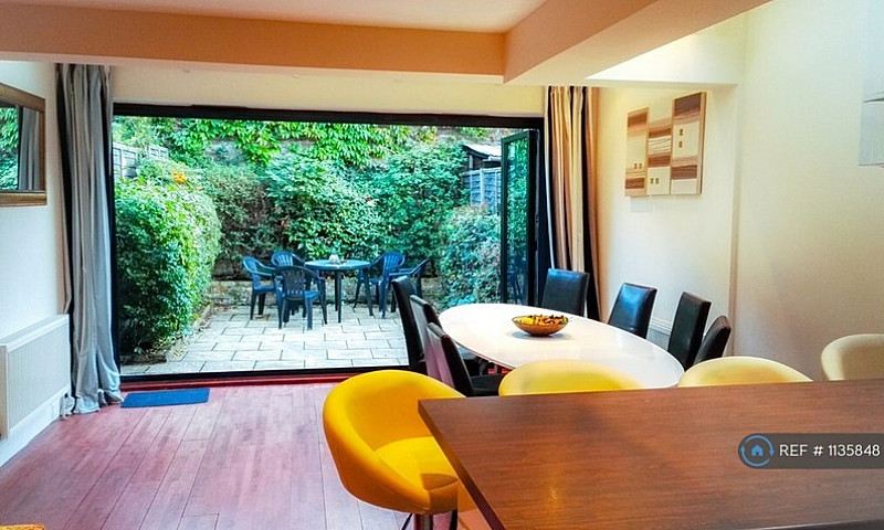 6 Bedroom House In H...